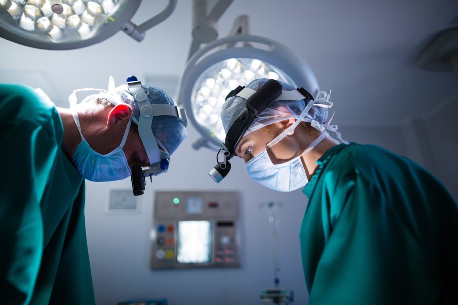 Equipe médica realizando cirurgia oftalmológica em centro cirúrgico